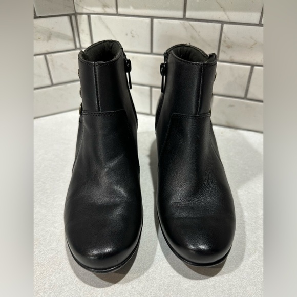 CLARKS Ankle Boots Womens Sz 6.5 M Black Leather 2.5” Heel Comfy EMSLIE MONET - Picture 4 of 10